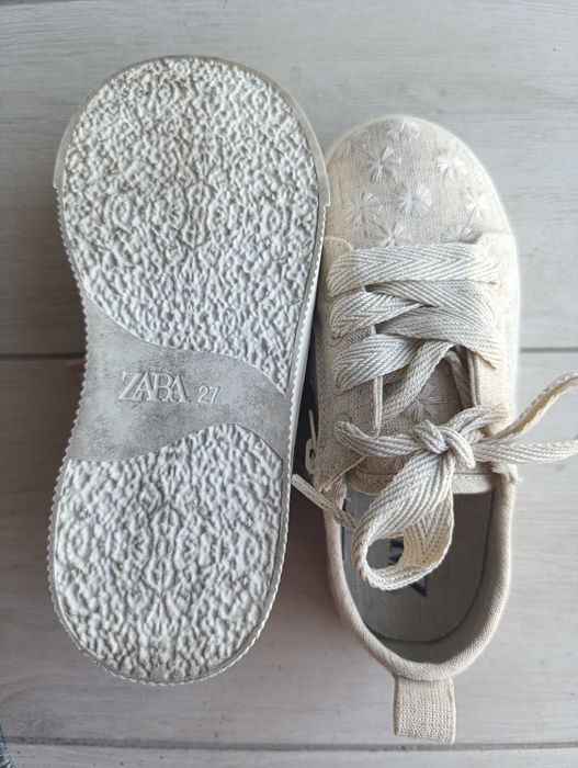Sapatos de menina. Tamanho 27. Zara.