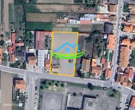 Moradia com grande terreno para contrução