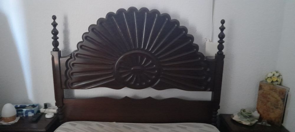 Jogo de quarto em madeira entalhada