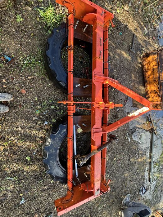 Alisador de terreno com pneus