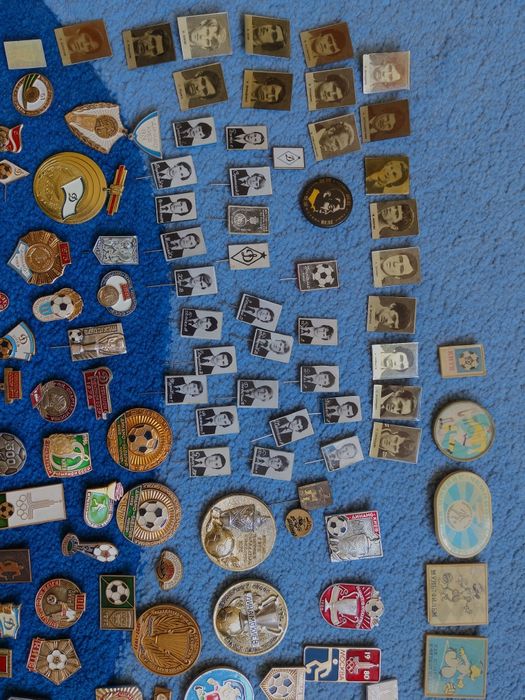 Продам колекцію футбольних значків