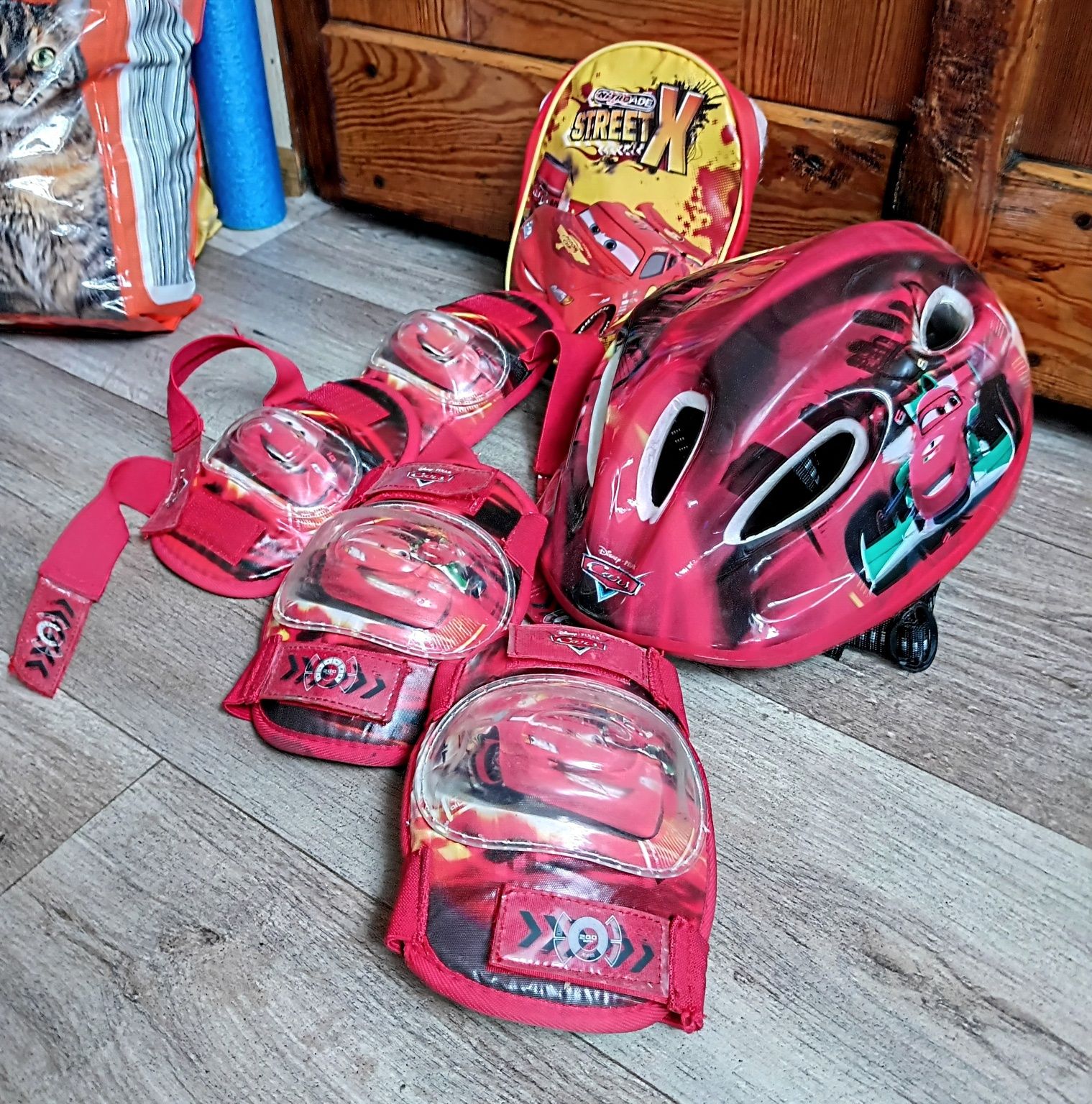 Kask ochraniacze na kolana i łokcie,nerka na rzepy Mc Queen Auta!