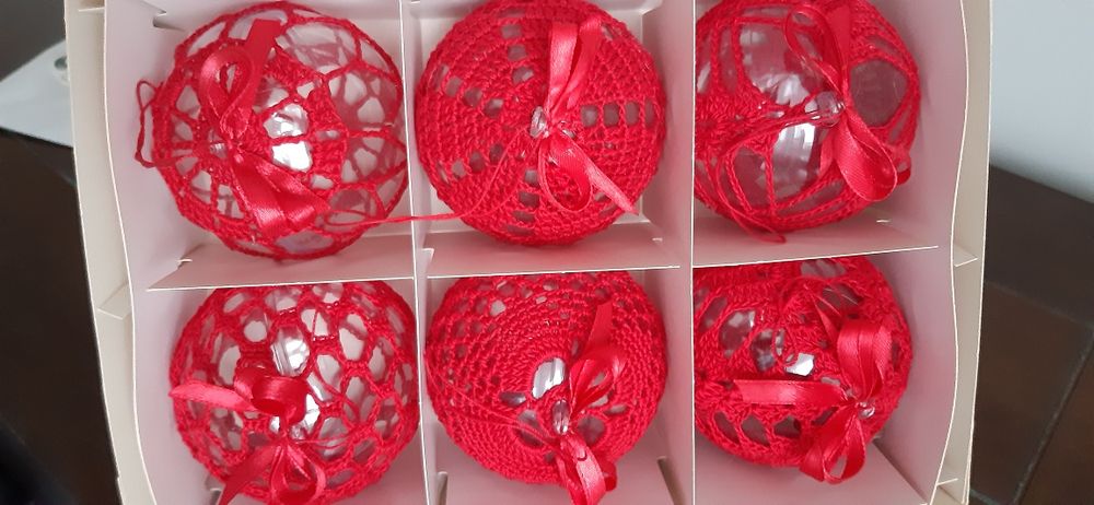 Czerwone bombki ażurkowe