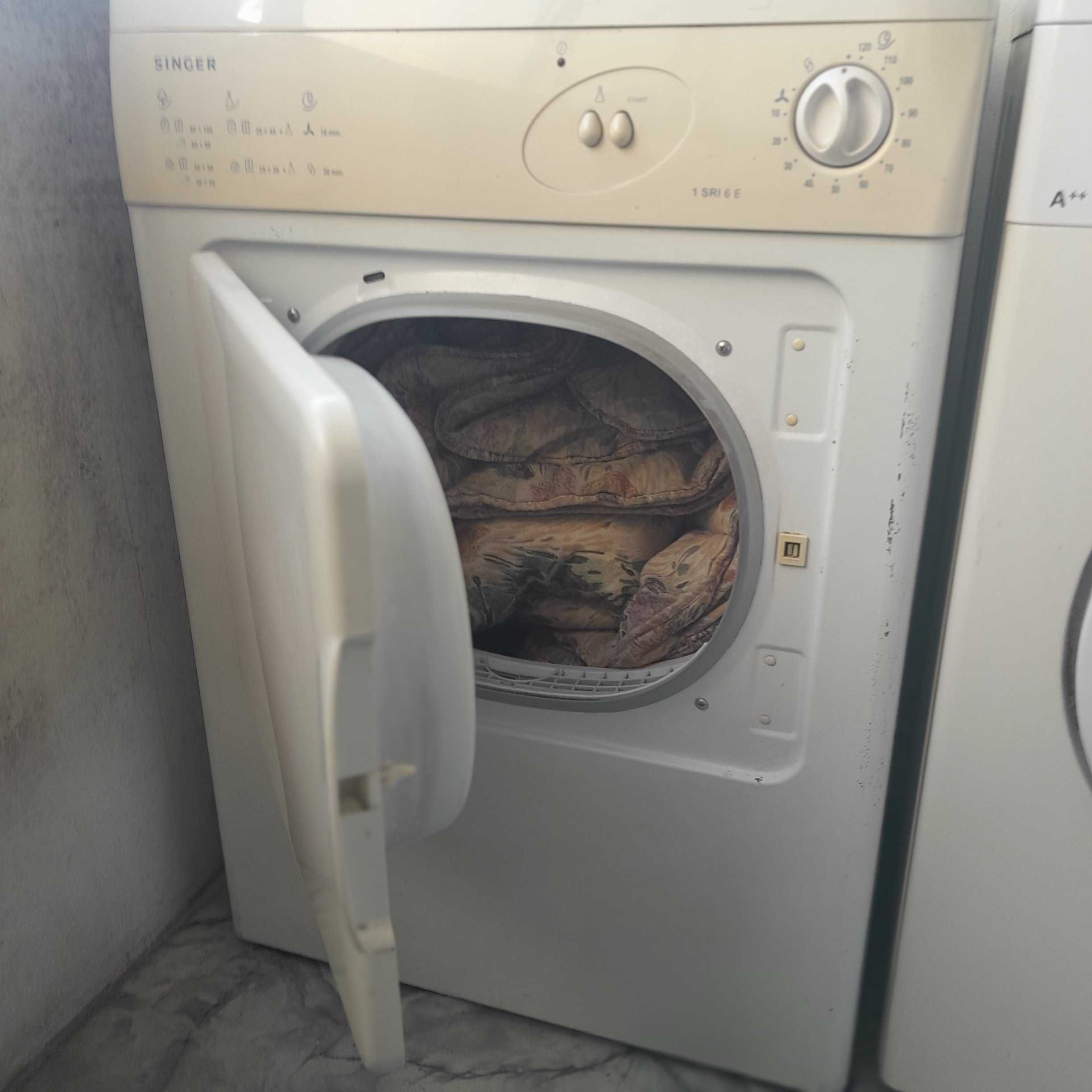 Máquina de secar roupa em bom estado de funcionamento.