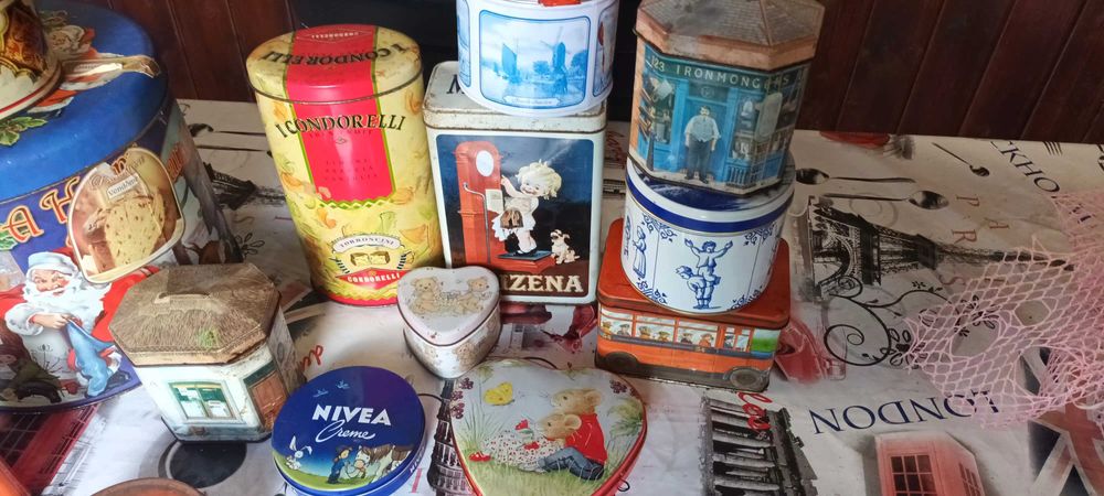 Latas antigas de bolachas e afins