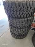 Conjunto pneus e jantes 33x12.5 R 15