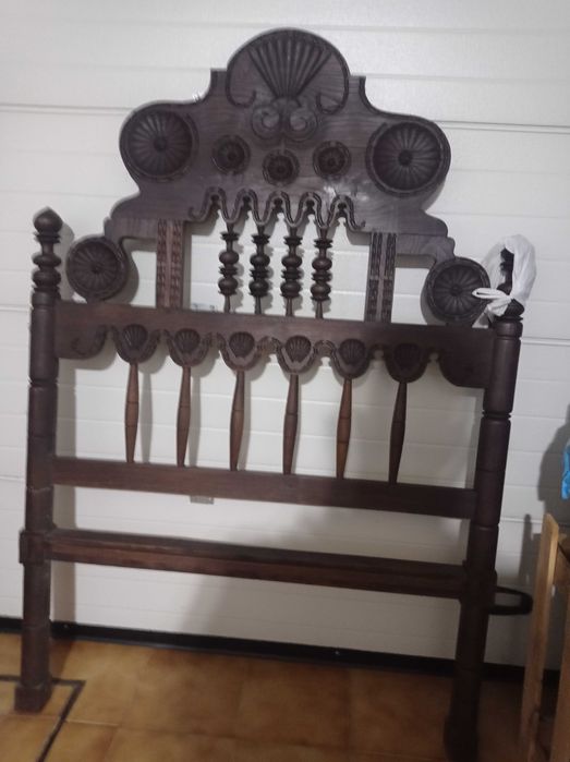 Cama de solteiro torneada em madeira maciça