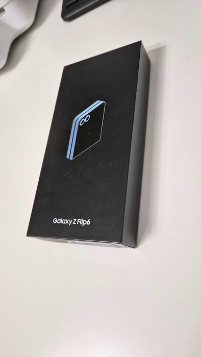 Fabrycznie odnowiony Samsung Galaxy Z Flip6 Flip 6