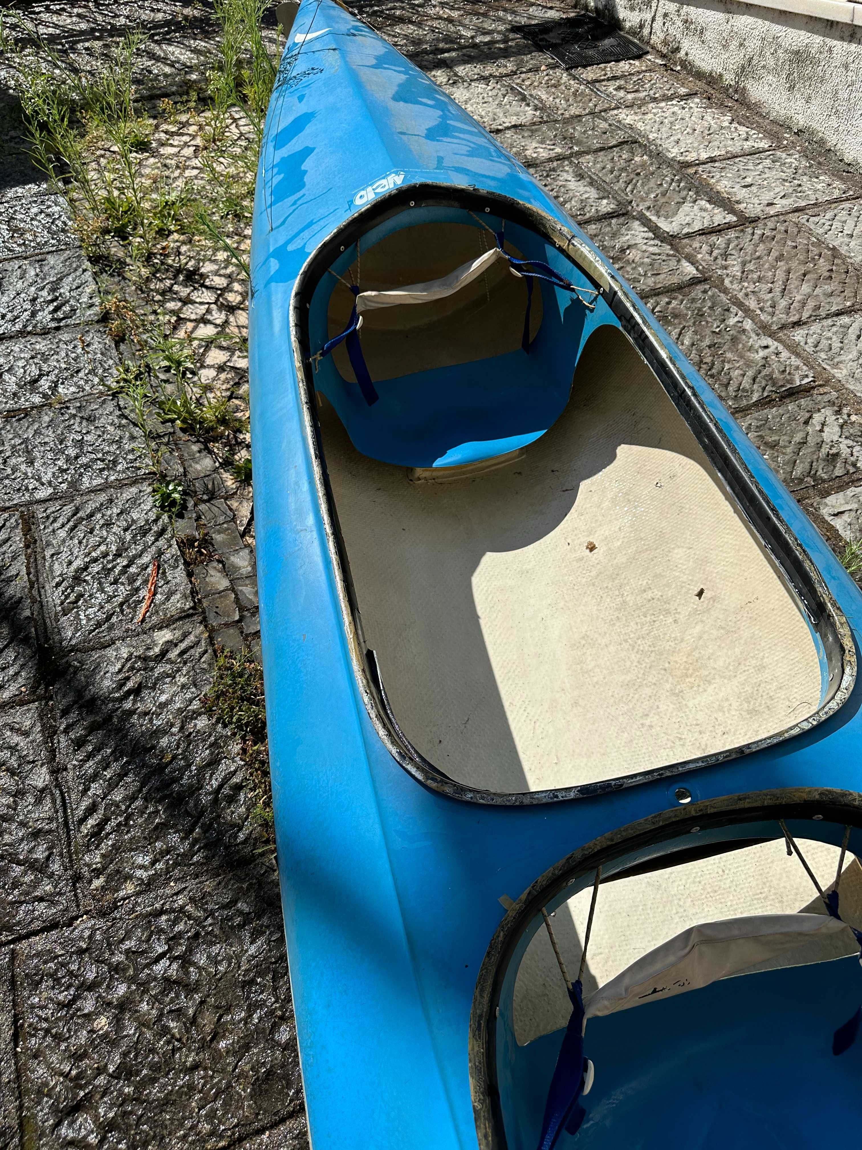Canoa azul e branca Nelo