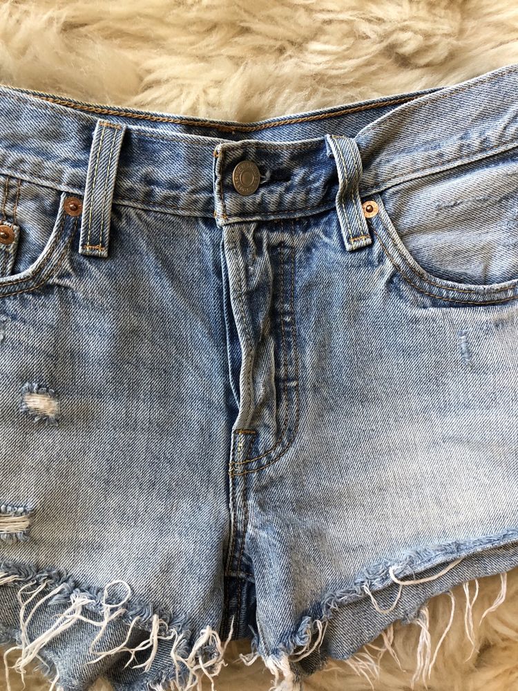 Krótkie spodenki szorty denim wysoki stan strzępienia Levi’s 501 XS/S