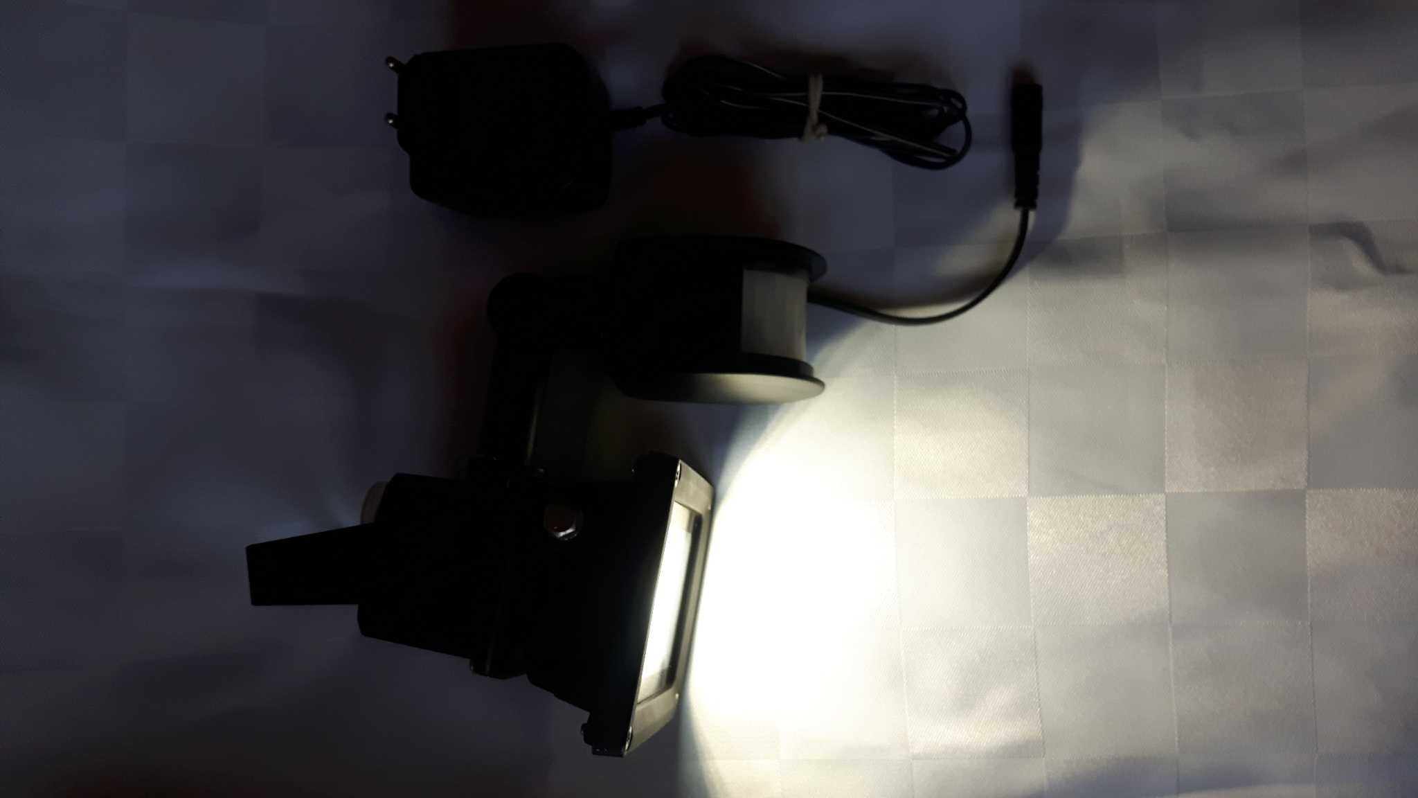 Lampa/halogen z czujnikiem ruchu