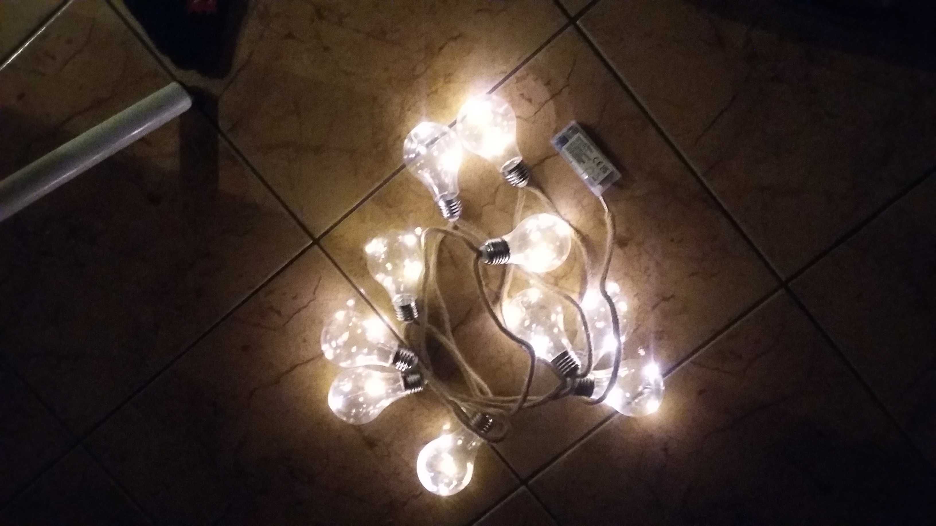 Lampki, zarowki powiązane sznurem ozdobne