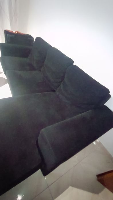Sofá preto com chaise