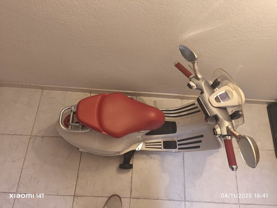 Moto scooter elétrica para criança