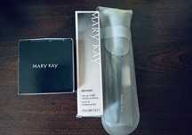 Zestaw Mary Kay, krem, puder i pędzel.