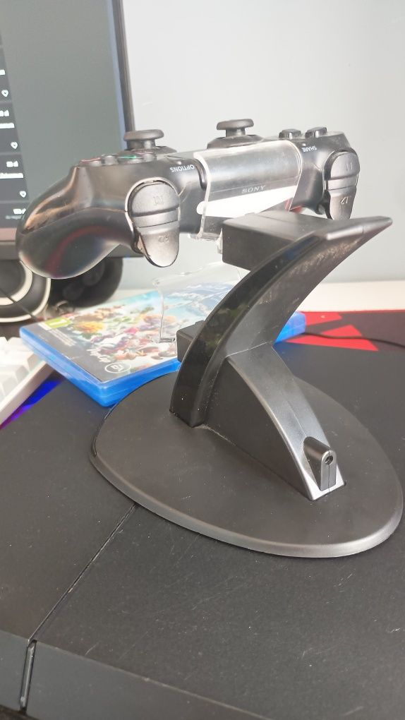 PlayStation 4 z dwoma kontrolerami,ładowarko-stojakiem i grą