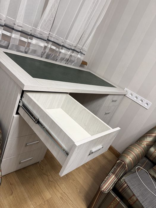 Письмовий стіл в гарному стані