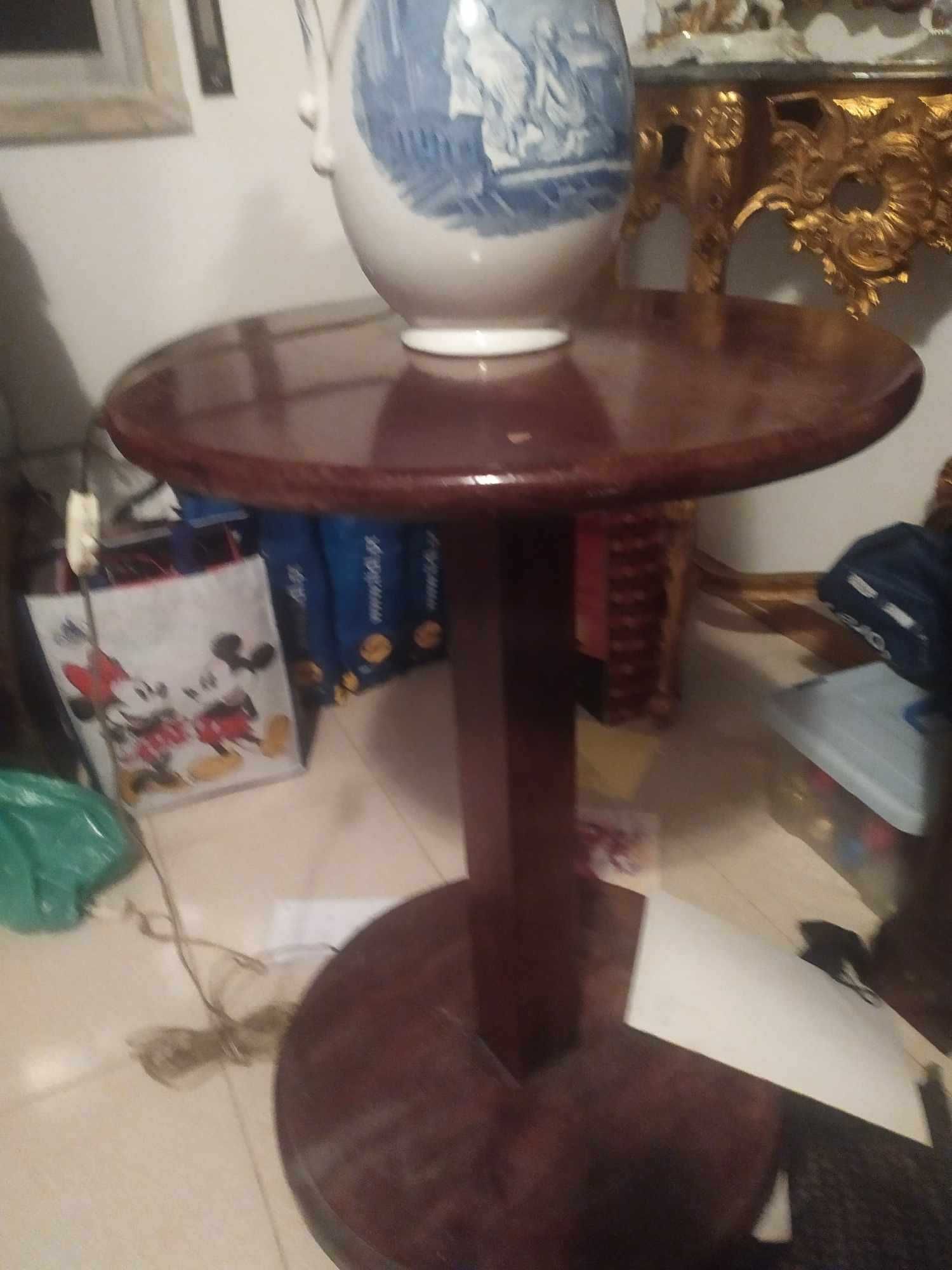 vende-se candeeiro em forma de urna  com motivo mitológico numa mesa
