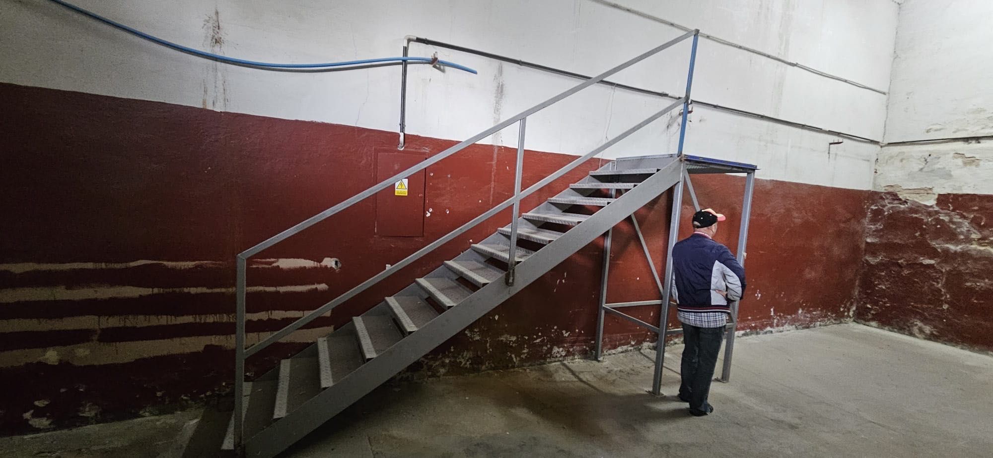Schody metalowe, rampa, zewnętrzne, podest