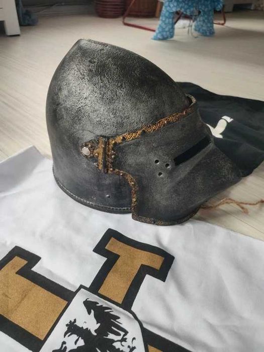 Hełm krzyżackiego kawalerzysty (plastikowy) + peleryny gratis