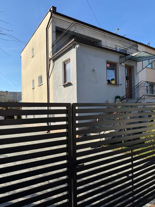 Budynek mieszkalny, piętrowy, bliźniaczy, z dwoma tarasami, garażem.