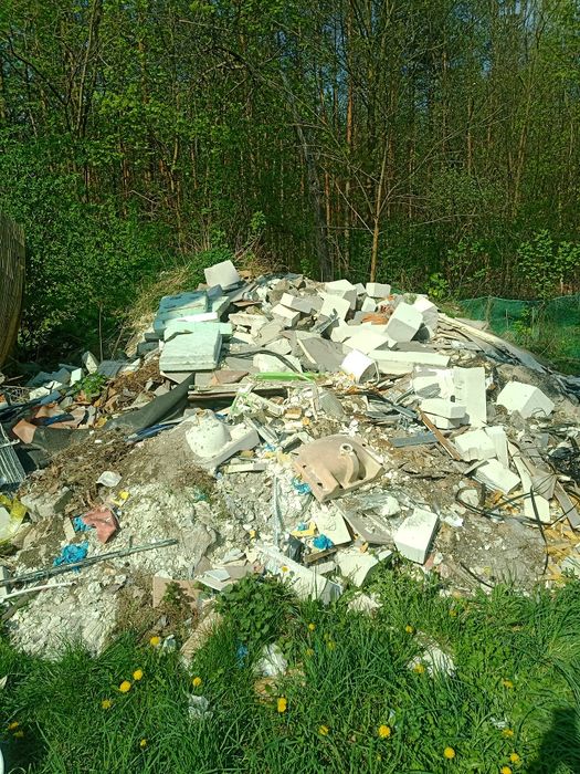 Oddam za symboliczną opłatą ,gruz, drewniane okna, krzesła plastikowe,