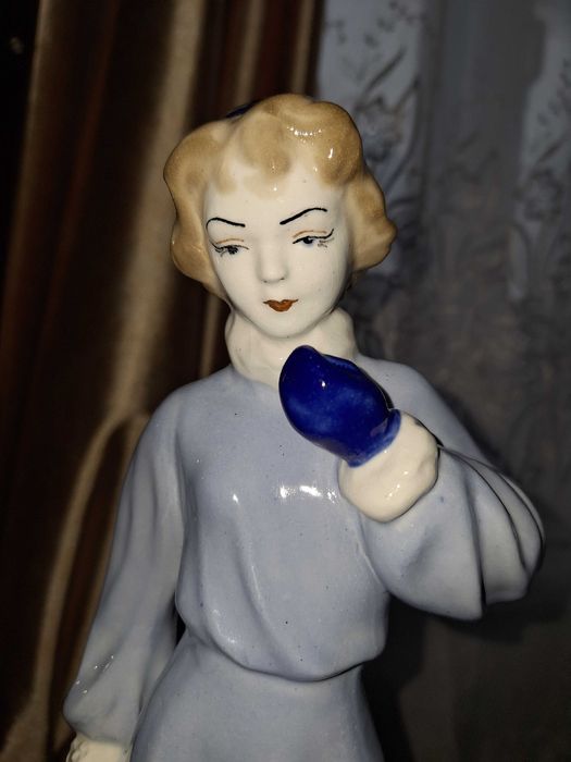 фарфор СССР 40-х годов Девушка на коньках