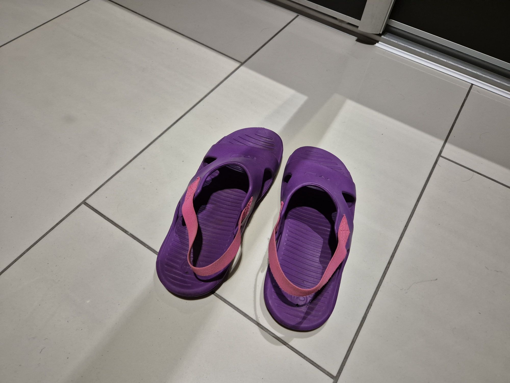 Fioletowe klapki basenowe Nabaiji Decatlhlon rozmiar 33/34