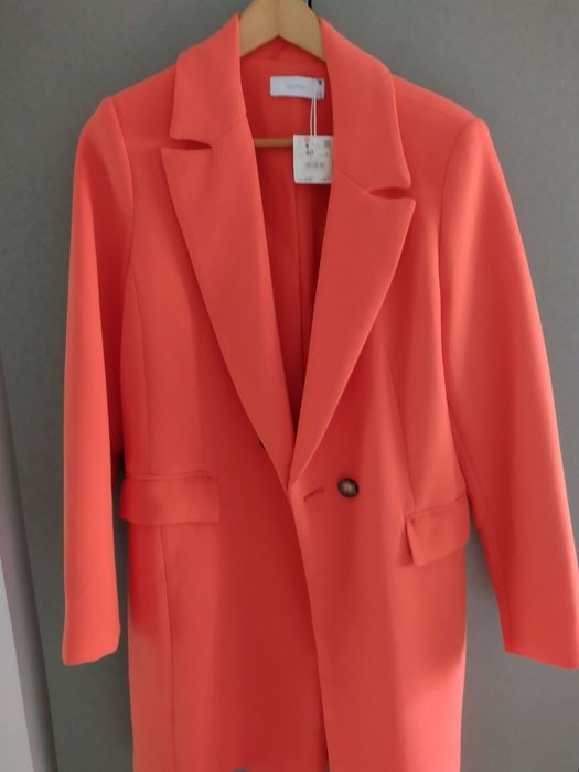 Piękny pomarańczowy płaszcz z podszewką