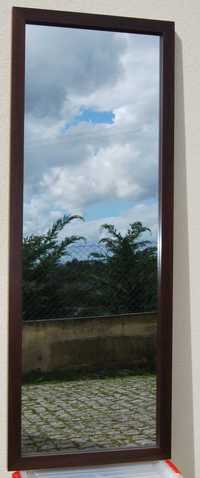 Espelho Alto de Parede com Moldura em Madeira – 0,59 x 1,60 m