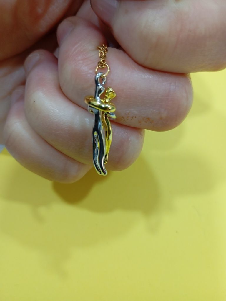 20€ cordão com pingente de casal abraçado entrego em Rio tinto ou envi