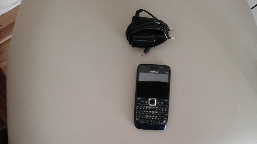 NOKIA E 63 com carregador