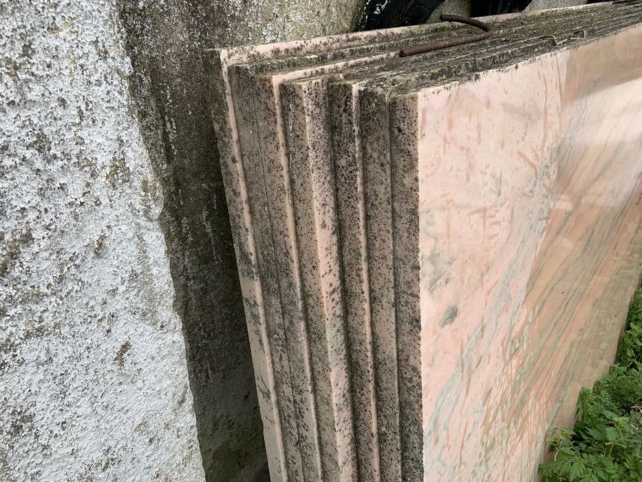 Placas de mármore rosa e cinza