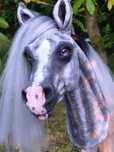 Realistyczny koń arabski Hobby Horse + sprzęt realistyk siwy