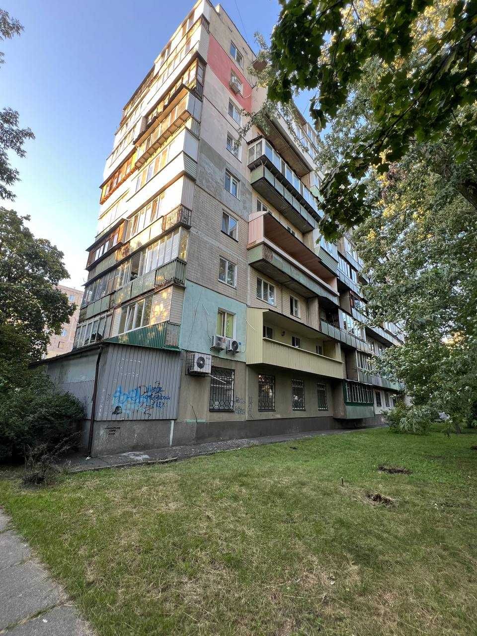 Простора 3-кімнатна Деснянський район, 2/9 поверх, 61 м² вул. Поповича