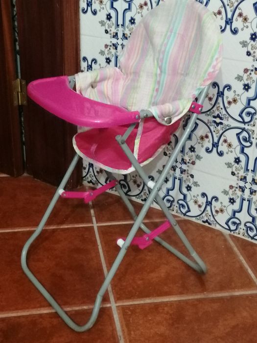 Vendo CADEIRA DE PAPA de brincar. É grande, fecha e está como nova.