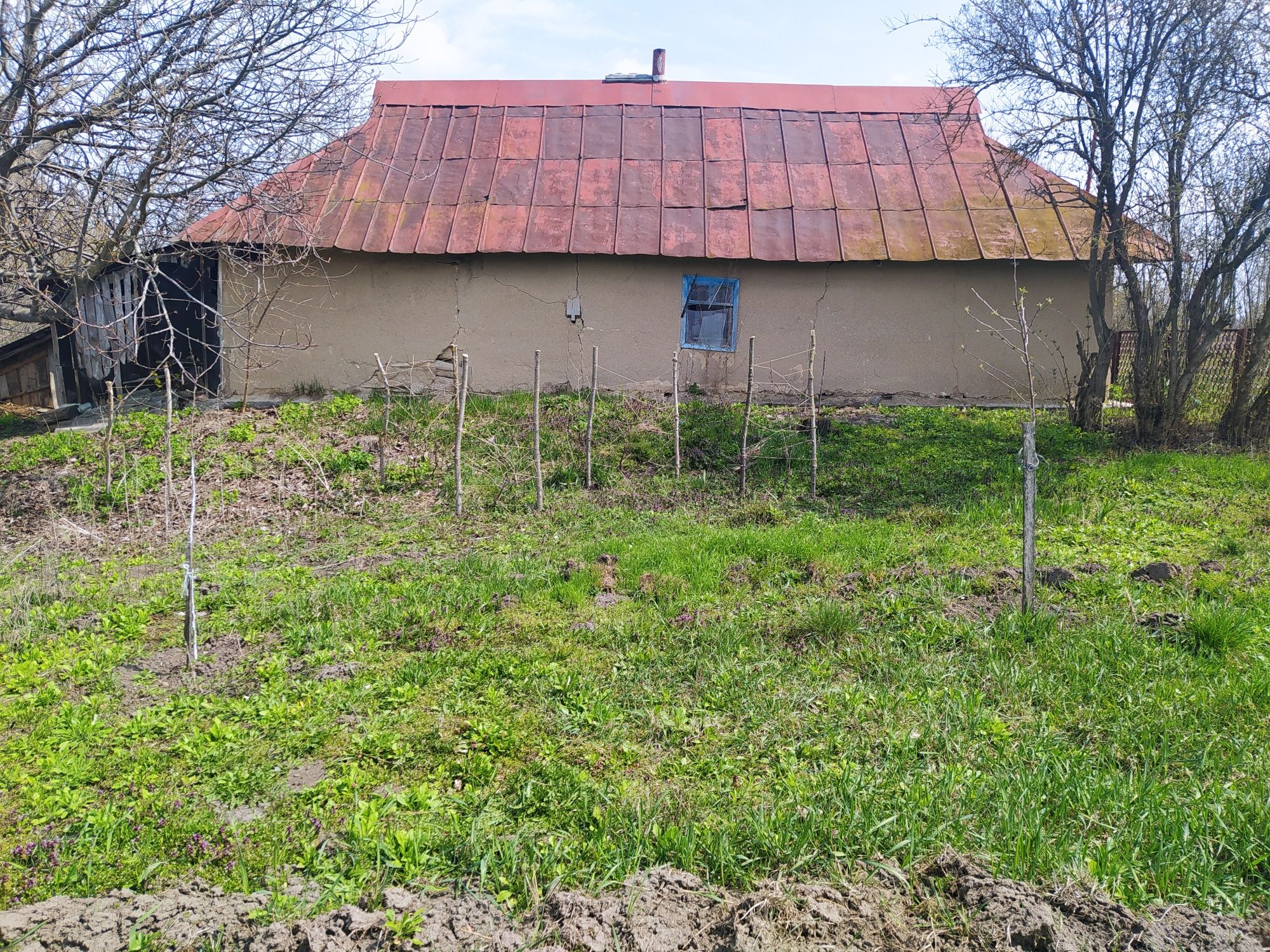 Продаю земельну ділянку із глиняним будиночком