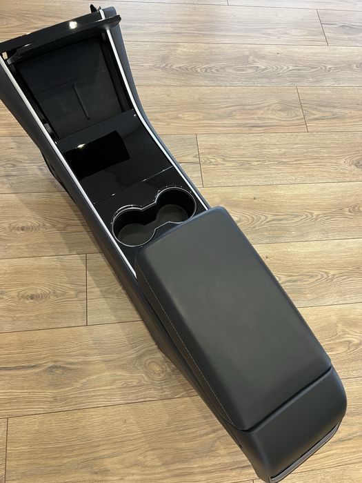Центральна консоль Tesla model 3 із зарядним пристроєм