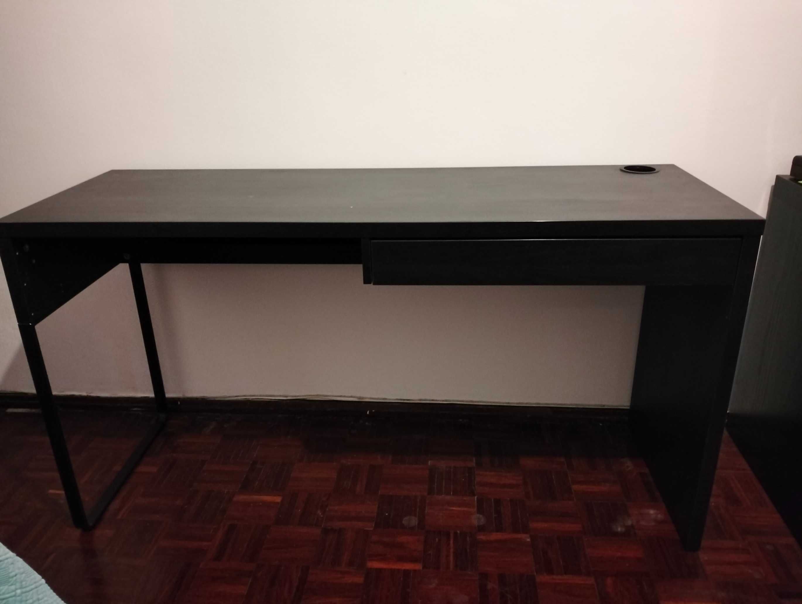 Secretária IKEA impecável  preta grande com 1 ou 2 gavetas
