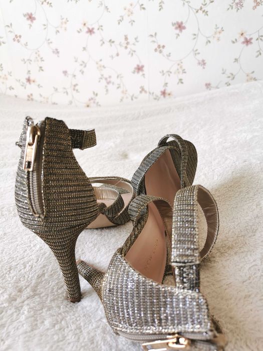 Nowe piękne stylowe sandały na szpilce 40