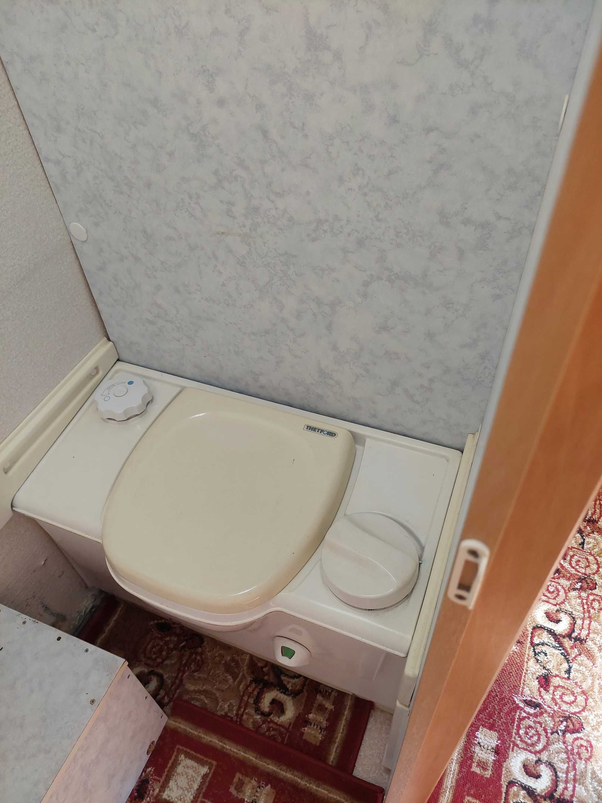 Przyczepa kempingowa Caravelair Universe 425 z łazienką 4 osobowa