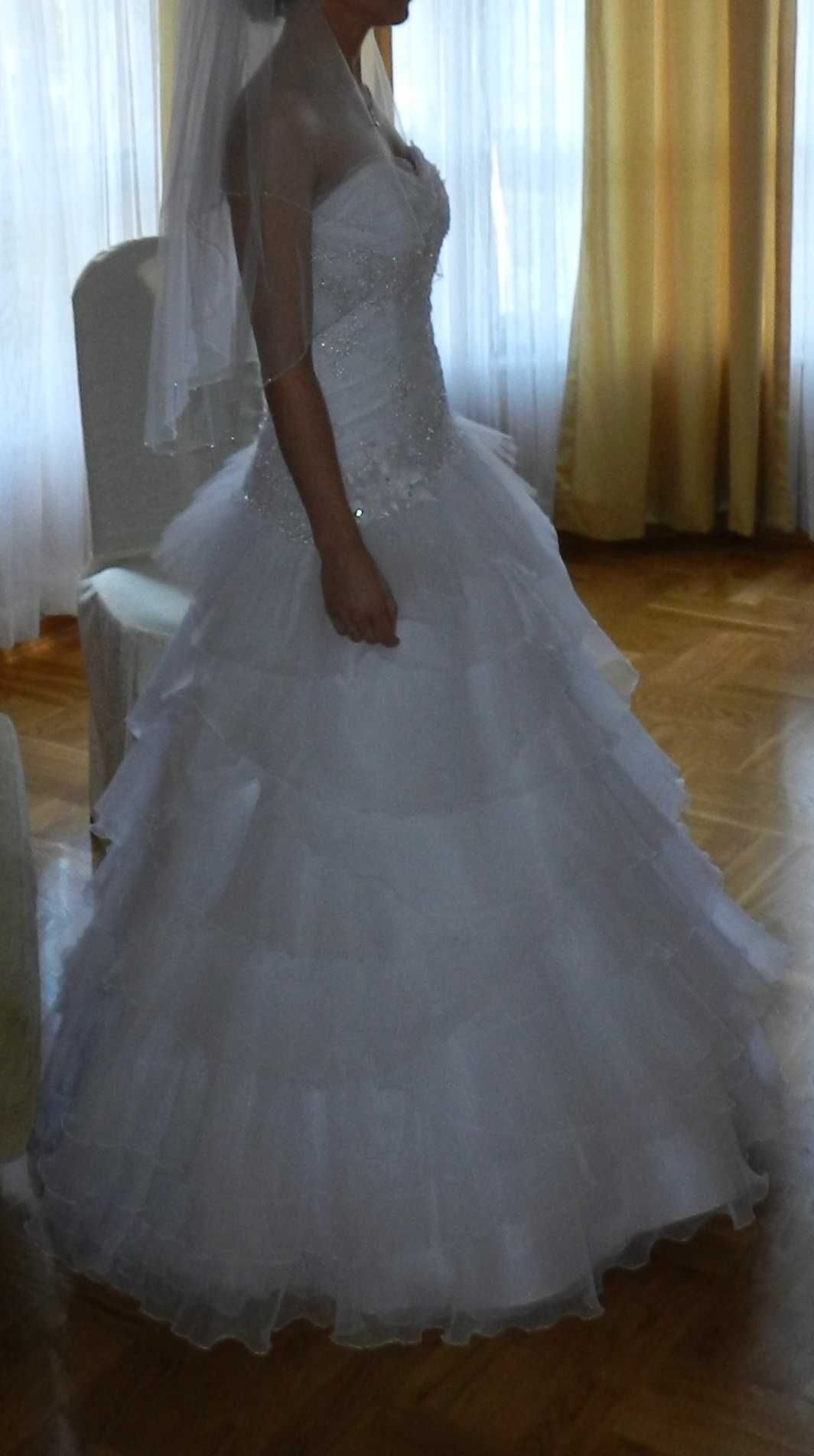 Sukienka ślubna .