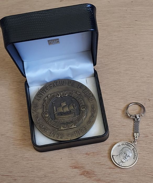 Medalha e porta-chaves Marcelo Caetano e Salazar