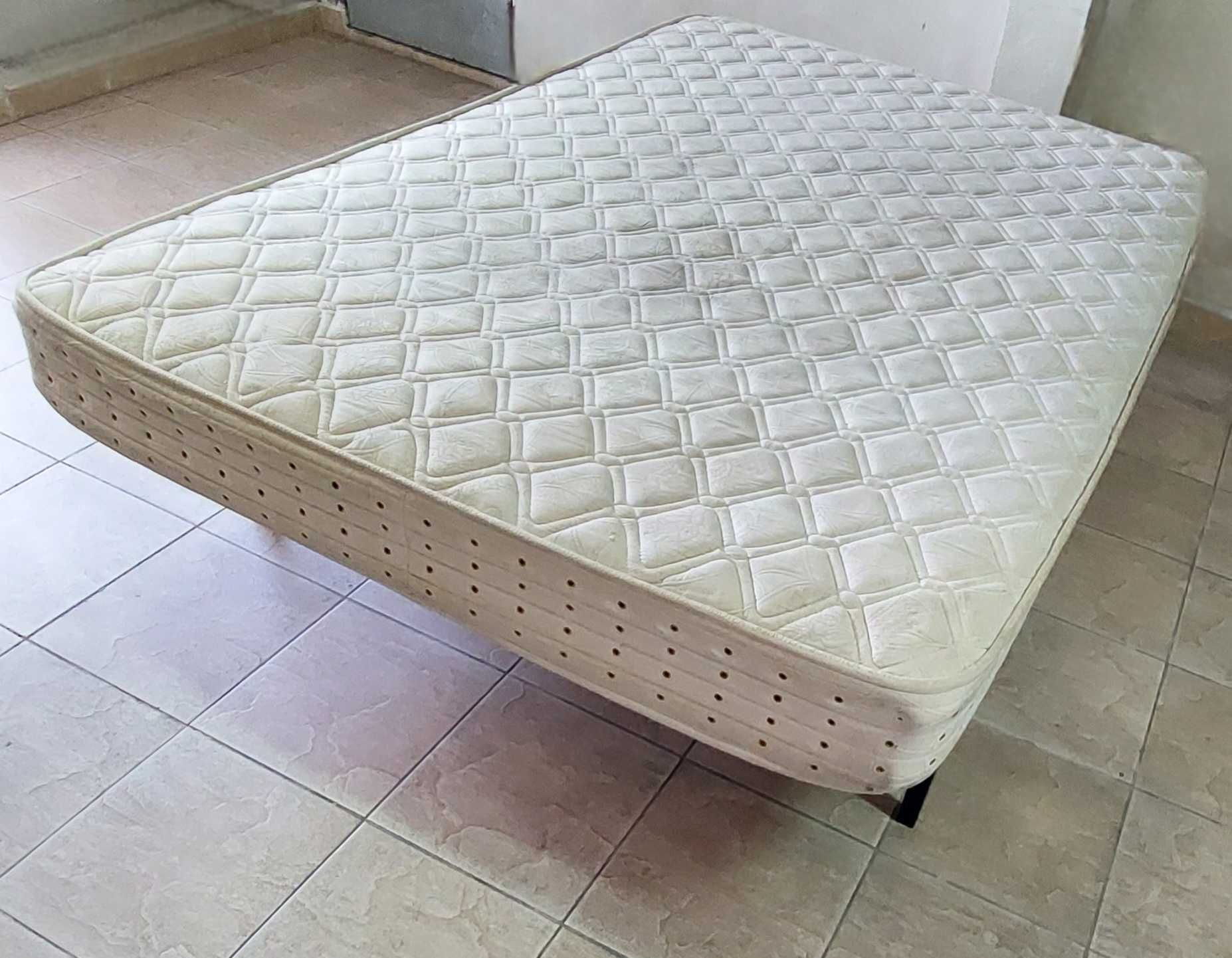 Cama com Colchão de Casal