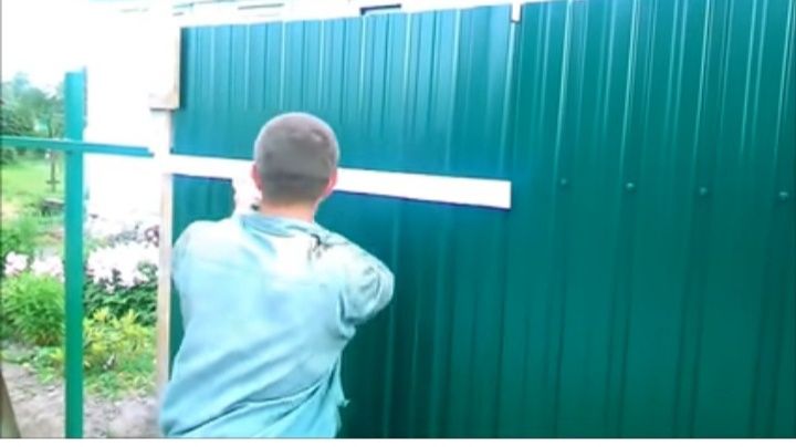 Выполним установку забора из профнастила и сетки.