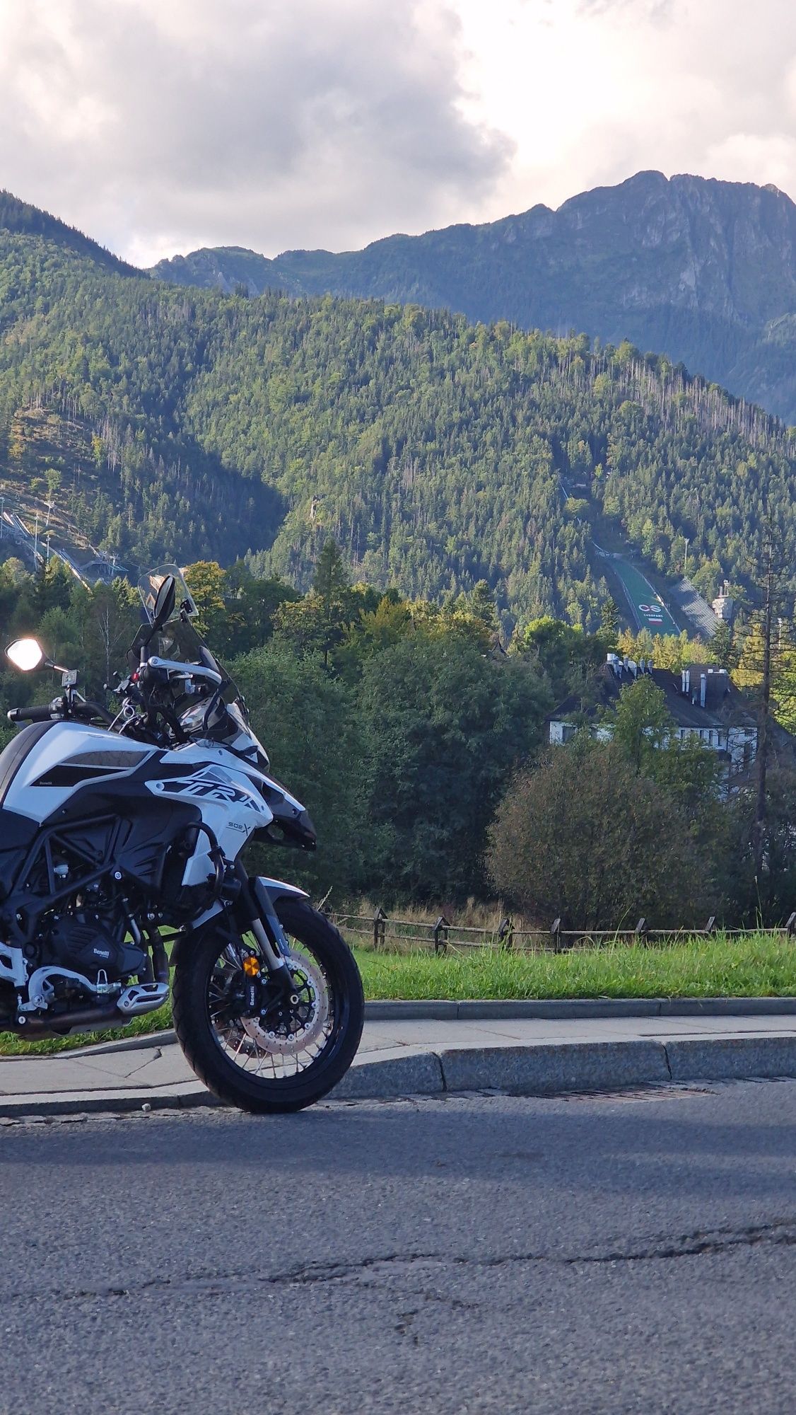 Wynajem wypożyczalnia motocykli benelli trk 502x
