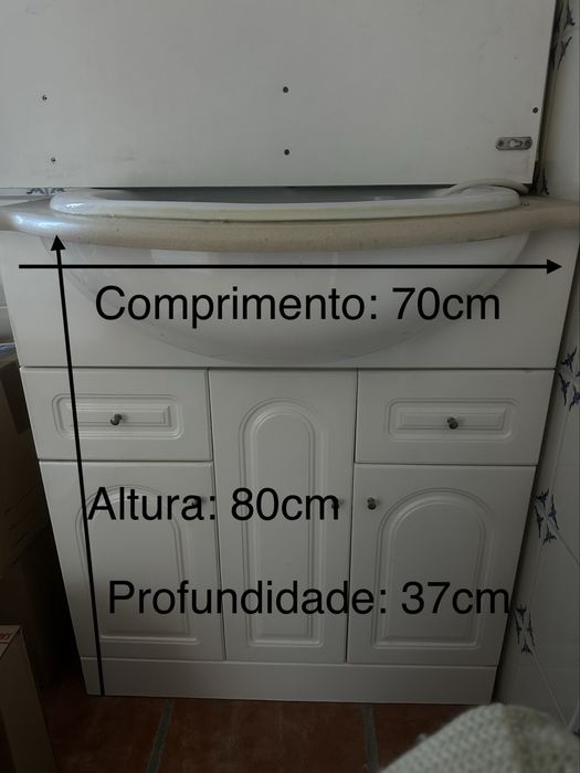 Móvel de casa de banho branco com lavatório e espelho