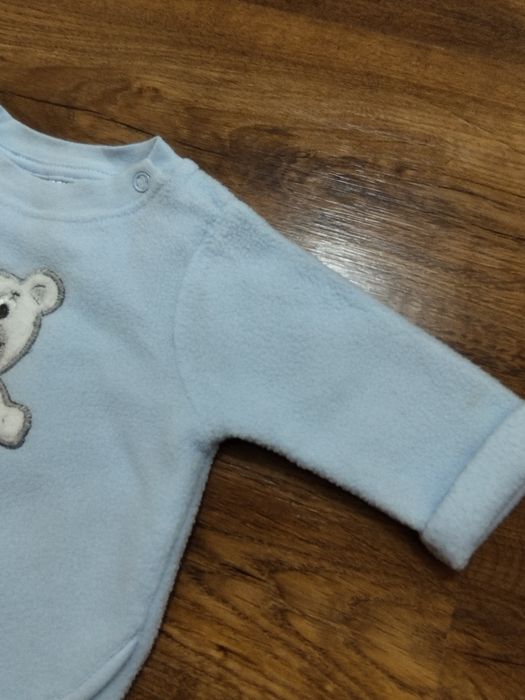 Bluza niemowlęca z polaru dla chłopca Miś z piłką R.56 jasnoniebieska