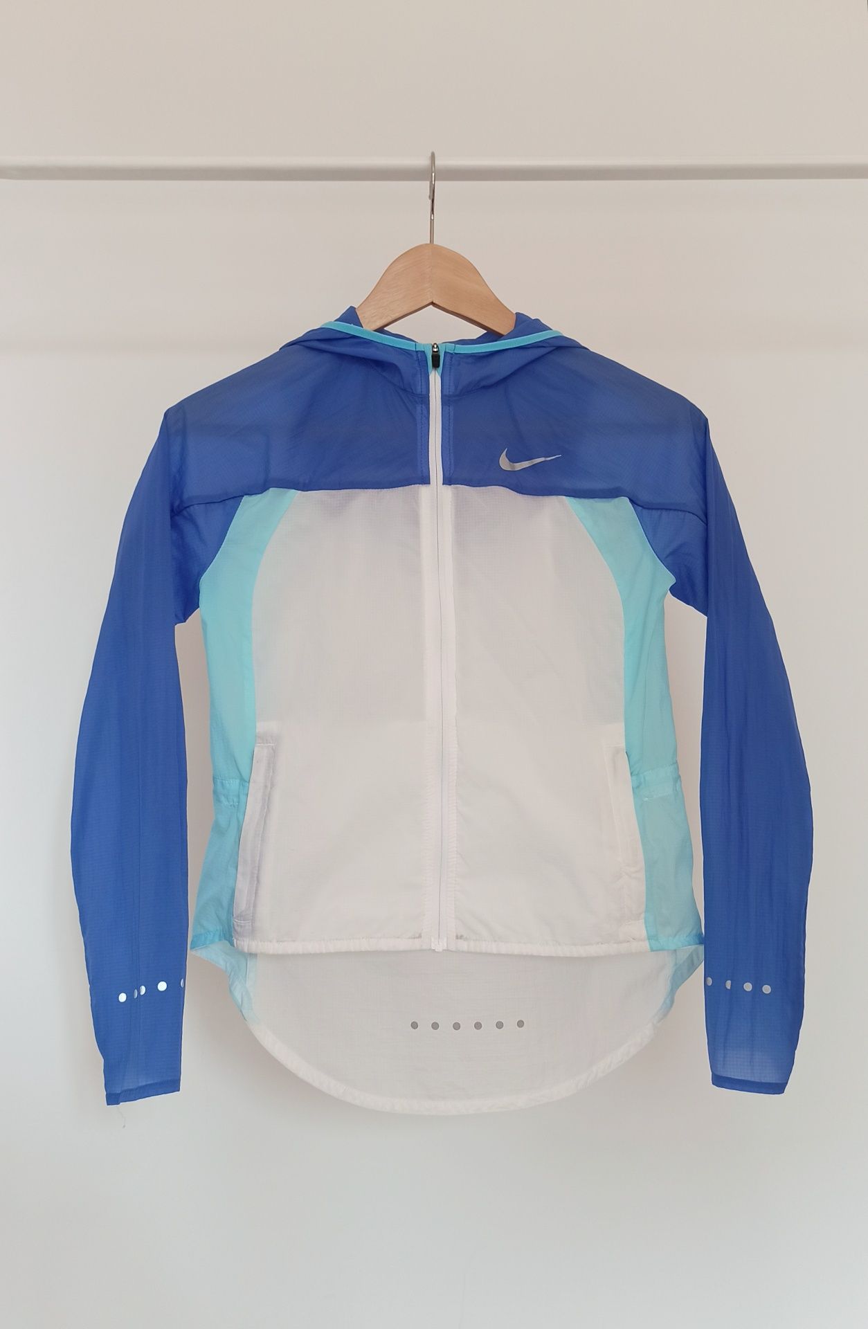Kurtka wiatrówka Nike niebieska biała dziecięca