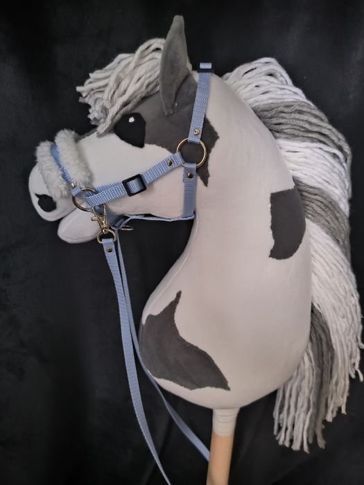 Hobby horse A3, futrzany kantar i wodze w zestawie.